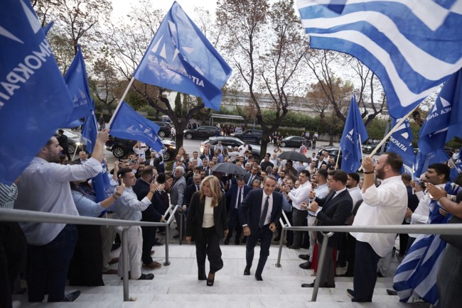 Business chic η Μαρέβα Γκραμπόφσκι Μητσοτάκη: Το στιλάτο look με γκρι κοστούμι, χρυσά αξεσουάρ και slingbacks Βottega Veneta