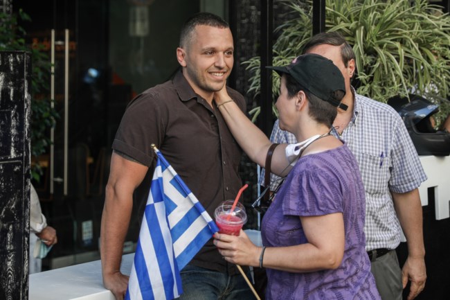 Μπογδάνος και Κασιδιάρης μαζί σε συγκέντρωση ...50 "Αγανακτισμένων" κατά προσφύγων στην πλατεία Βικτωρίας