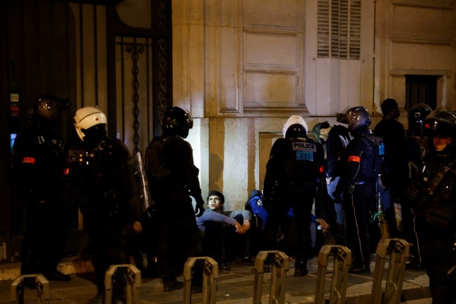 Η Γαλλία σε κρίση: Στο στόχαστρο επιθέσεων αστυνομικοί και δημόσια κτίρια - Έκτακτη σύσκεψη υπό τον Μακρόν
