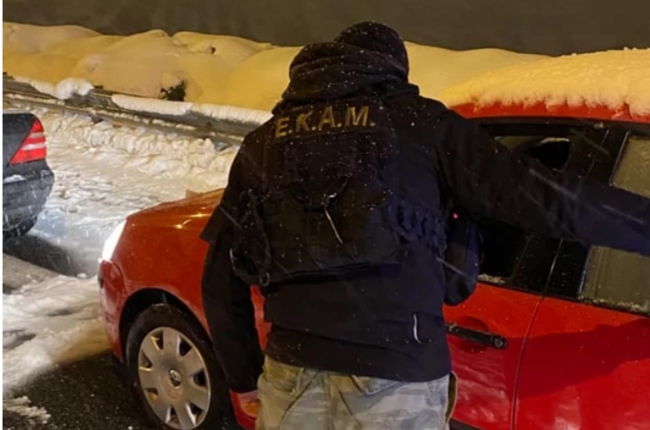 Η κακοκαιρία "Ελπίς" ως... στρατιωτική άσκηση: Στη μάχη των απεγκλωβισμών οι Ένοπλες Δυνάμεις [βίντεο - εικόνες]