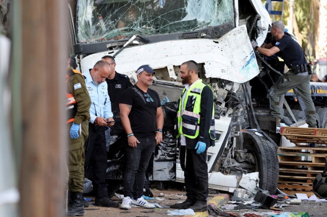 Τελ Αβίβ: Ένας νεκρός και δεκάδες τραυματίες από πιθανή τρομοκρατική επίθεση - Φορτηγό έπεσε σε στάση λεωφορείου