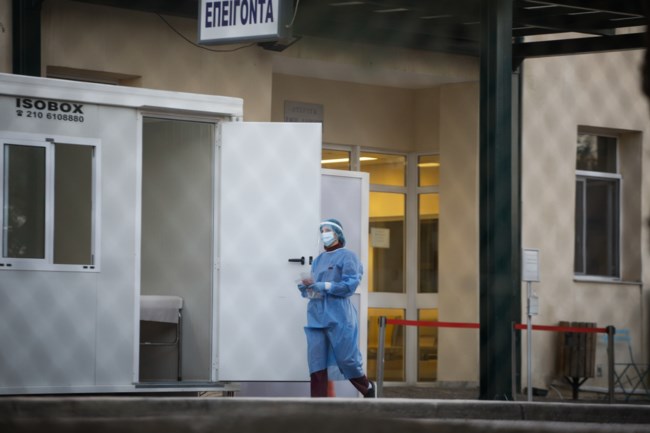 Δολοφονική επίθεση στα Καλύβια: Ανδρας νεκρός στο πάρκινγκ του Κέντρου Υγείας