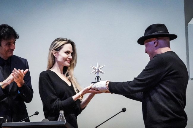 Αντζελίνα Τζολί: Η διαφορετική εμφάνιση με πουλόβερ και μπαλαρίνες στο κόκκινο χαλί - Εντυπωσίασε με την απλότητά της