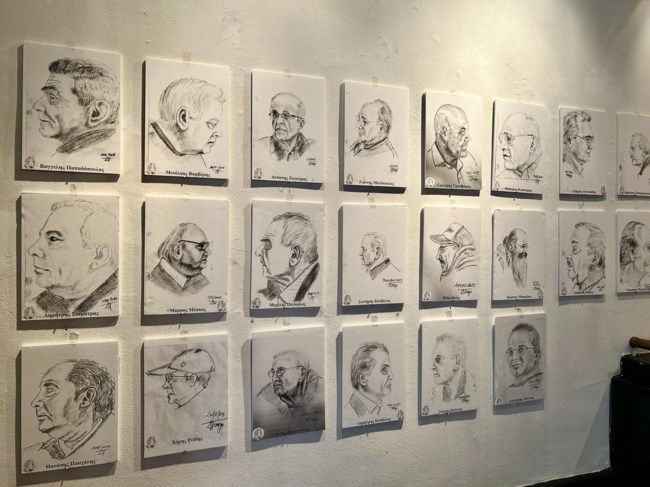 Θεσσαλονίκη: 90χρονος αυτοδίδακτος σκιτσογράφος και ταχυδακτυλουργός εκθέτει τα πορτρέτα του και "μαγεύει" τους επισκέπτες