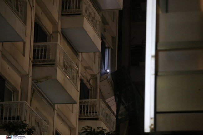 Συγγρού: Ξήλωσαν επιτέλους το "αιωρούμενο" μπαλκόνι του ξενοδοχείου, μετά από τρεις μέρες [Εικόνες]