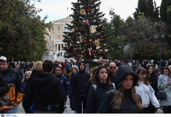 "Βούλιαξε" η Ερμού: Οι Αθηναίοι βγήκαν για ψώνια στην στολισμένη Αθήνα  [εικόνες]