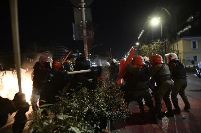 Επεισόδια με δακρυγόνα και κρότου λάμψης στην πορεία για το μετρό στα Εξάρχεια - 15 προσαγωγές
