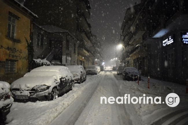 Στα λευκά ντύθηκε η Φλώρινα: Πυκνή χιονόπτωση και στο κέντρο της πόλης, με προβλήματα η κυκλοφορία [εικόνες-βίντεο]