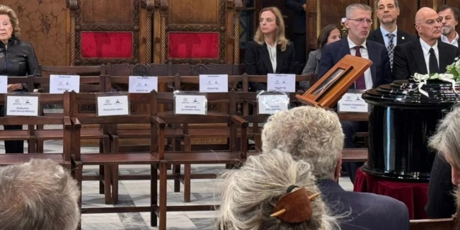 Διονύσης Σαββόπουλος: "Πού ήσουνα χθες Αριστερά μου;" - Η φωτογραφία με τα άδεια καθίσματα στην Μητρόπολη