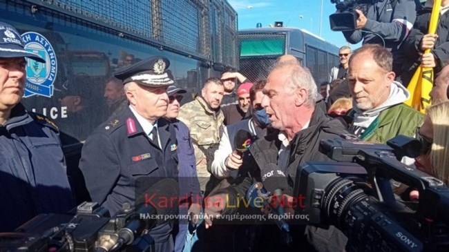 Ένταση στις αγροτικές κινητοποιήσεις στην Καρδίτσα - Έπεσαν χημικά [εικόνες]