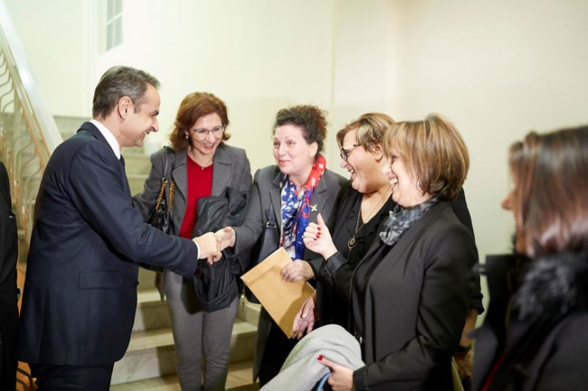 Επίσκεψη Μητσοτάκη στο εργοστάσιο της Pharmathen [Βίντεο]
