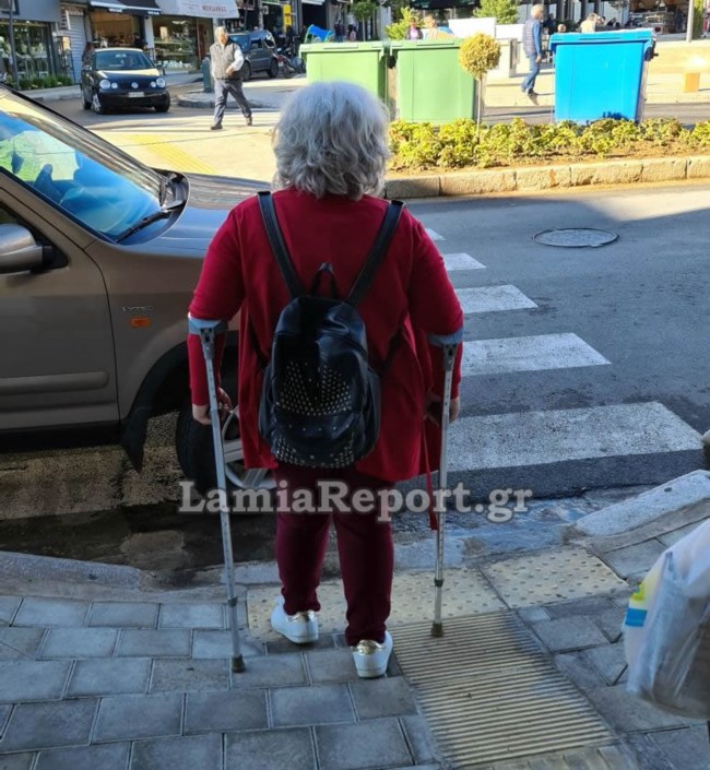 Λαμία: Οδηγός έκλεισε την διάβαση πεζών και... έβριζε όσους διαμαρτύρονταν - "Δεν θα γίνω ζώο σαν και αυτόν" [εικόνα - βίντεο]