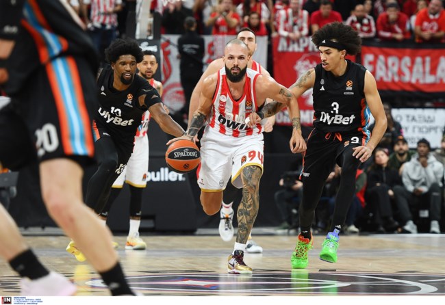 Euroleague: "Ηφαίστειο" ο Ολυμπιακός στο Παρίσι, "έκαψε" την Παρί (90-73) και αγκαλιάζει την πρωτιά