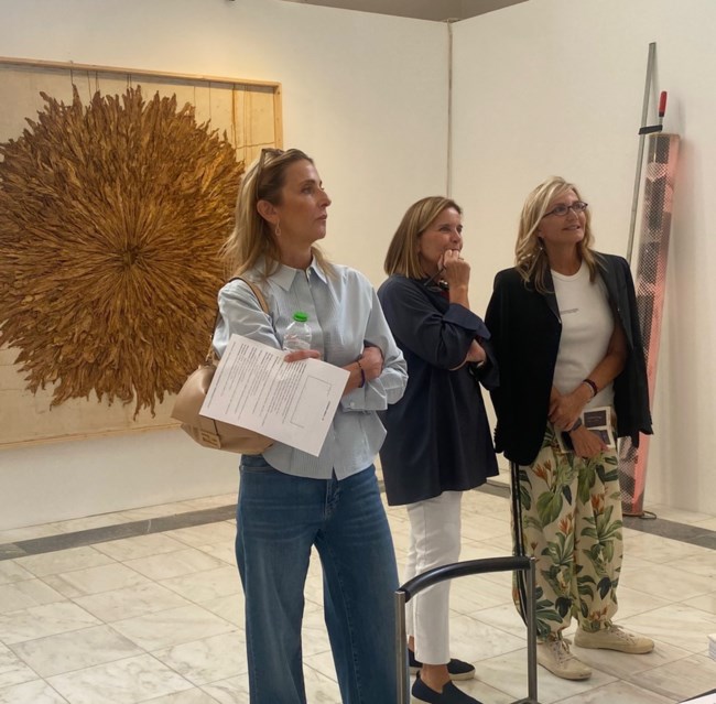 Η Μαρέβα Μητσοτάκη στην Αrt Athina 2025: Stylish και άνετη με σνίκερς