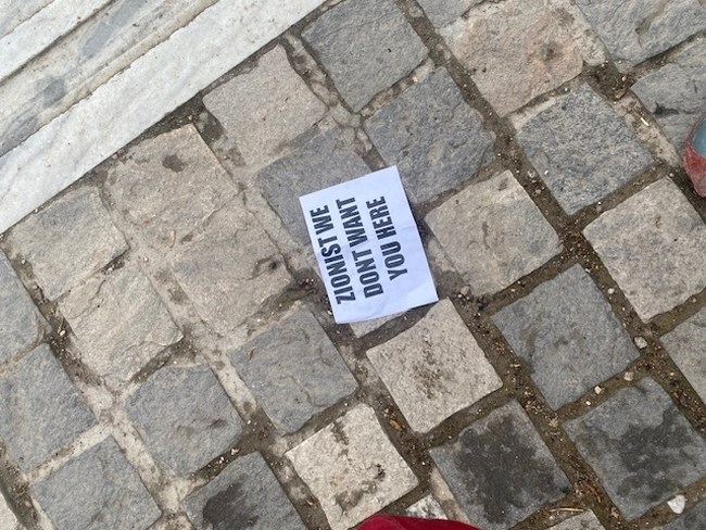Aντισημιτικές αφίσες και τρικάκια μίσους για τους Ισραηλινούς τουρίστες στους δρόμους της Αθήνας - Το σχόλιο Σάκη Μουμτζή