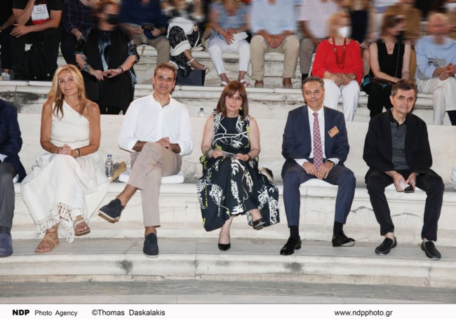 Μαρέβα Μητσοτάκη: Το μονόχρωμο look στο Ηρώδειο με one shoulder τοπ και φολκλόρ ψηλόμεση φούστα με φούντες