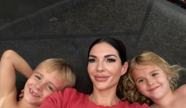 Δεν τη βοήθησε κανείς: Μητέρα σε διάσταση βρέθηκε νεκρή με τα παιδά της - Θύμα ενδοοικογενειακής βίας από τον πρώην της