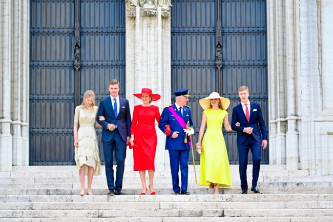 Γάντια, καπέλα και έντονα χρώματα: Οι royals του Βελγίου γιόρτασαν με chic μονοχρωματικά look
