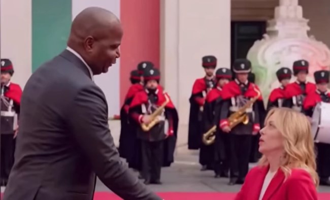 "Μίνι Μελόνι": Η Ιταλίδα πρωθυπουργός γίνεται viral για την αντίδρασή της μπροστά στον δίμετρο πρόεδρο της Μοζαμβίκης