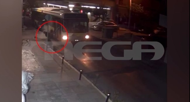 Τροχαίο στη Νίκαια: Ποιος πέρασε με κόκκινο; Οι δύο οδηγοί ρίχνουν την ευθύνη ο ένας στον άλλον [βίντεο]