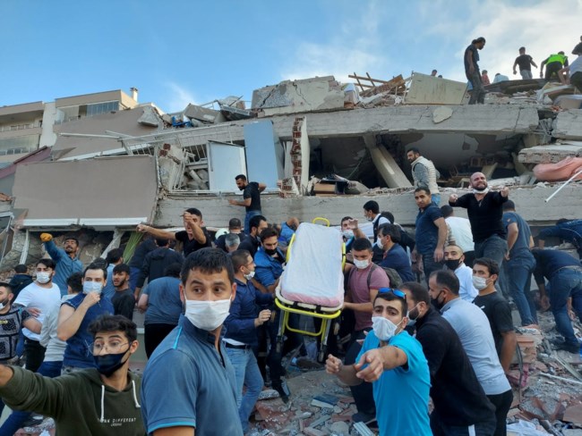 Σεισμός - Σμύρνη: 17 νεκροί, πάνω από 700 οι τραυματίες - Κτίρια κατέρρευσαν σαν τραπουλόχαρτα [εικόνες - βίντεο]