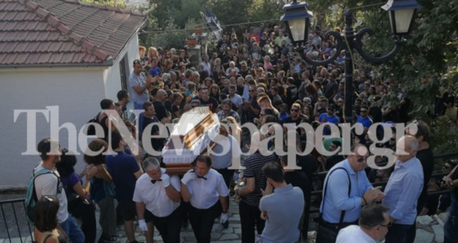 Κηδεύτηκε ο 27χρονος Βασίλης Μάγγος: "Αθάνατος" φώναζαν οι συγκεντρωμένοι [εικόνες]