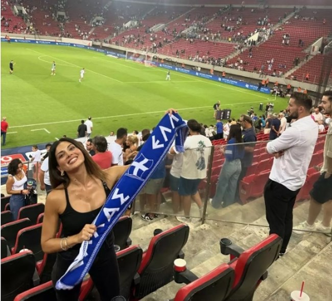 Νάγια και Μαίρη Σοφού: Στο γήπεδο με τη μαμά τους Σταματίνα Τσιμτσιλή - Μαμά και κόρες με ασορτί looks