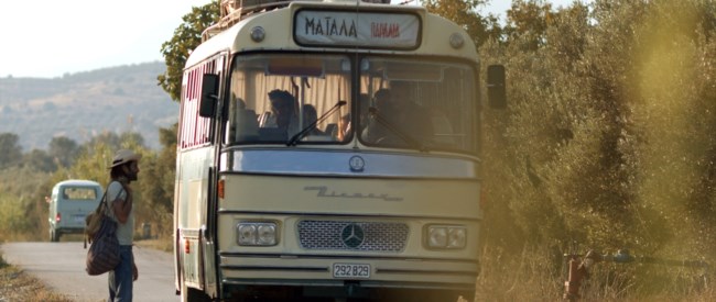 Παραλία: Η νέα σειρά της ΕΡΤ που μας ταξιδεύει σε άλλη εποχή - Ολοι οι χαρακτήρες, φωτό από τα γυρίσματα στα Μάταλα