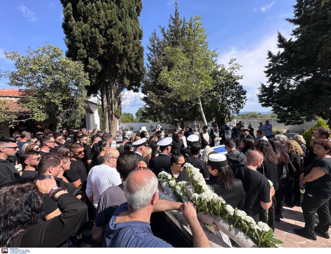 Λέσβος: Βαρύ πένθος στην κηδεία του λιμενικού - Συντετριμμένες μάνα και σύντροφος - Η τραγική σύμπτωση με τον σκύλο του