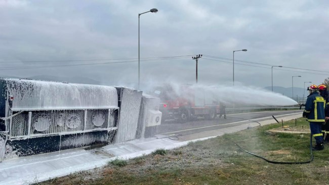 Συναγερμός στην Αθηνών - Κορίνθου: Ανατροπή βυτιοφόρου που μετέφερε 10 τόνους κηροζίνη [εικόνες]