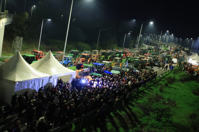 Στα άκρα η κόντρα κυβέρνησης-αγροτών - "Οι δρόμοι ανήκουν στους Ελληνες φορολογούμενους"