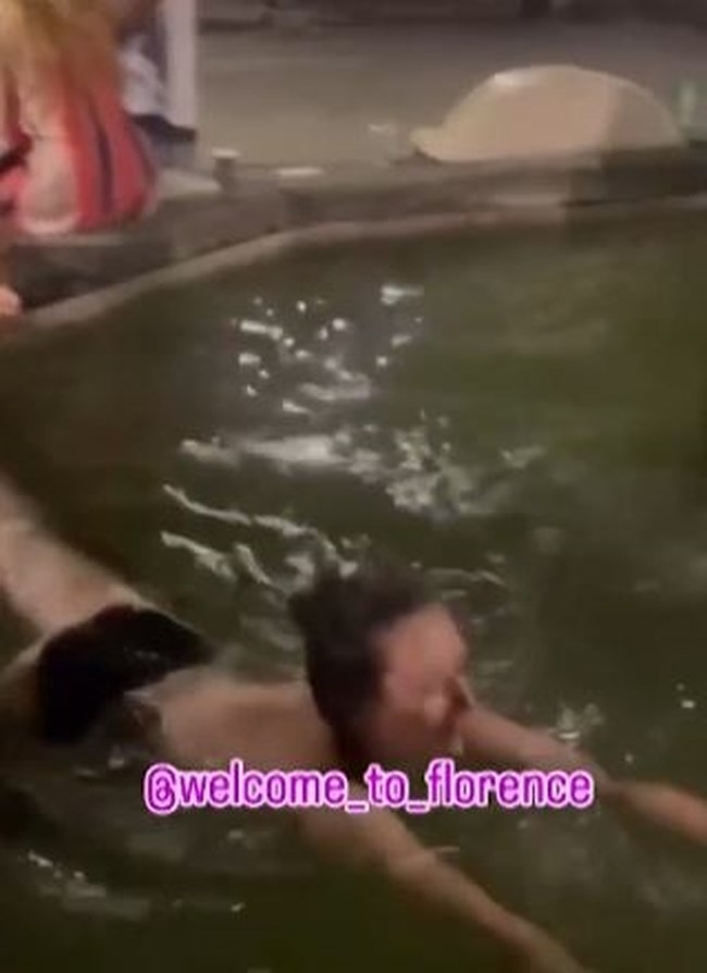 Φλωρεντία: Τουρίστρια βουτάει topless σε συντριβάνι για βραδινό μπάνιο και γίνεται viral