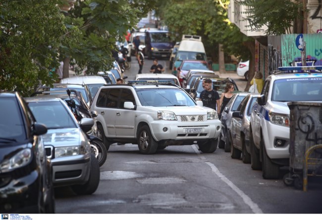 Μεγάλη αστυνομική επιχείρηση στα Εξάρχεια: Εκκένωση δύο κτιρίων - Βρέθηκαν κοντάρια, κράνη και λοστοί [εικόνες]