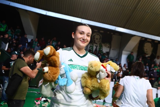 Παναθηναϊκός: Οι φίλαθλοι πέταξαν κουκλάκια στο γήπεδο για το "Χαμόγελο του Παιδιού" [εικόνες - βίντεο]