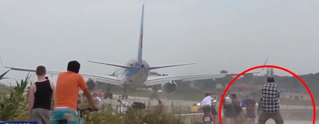Απίστευτο: Αμετανόητοι οι τουρίστες στη Σκιάθο - Στάθηκαν ξανά σε απόσταση αναπνοής από τις τουρμπίνες αεροπλάνου