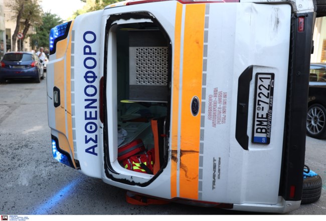 Ανατράπηκε ιδιωτικό ασθενοφόρο στο Γουδί: Πέθανε ο ασθενής που μετέφερε [εικόνες]