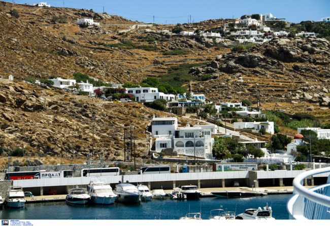 Απίστευτο: "Κορονοπάρτι" στη Φτελιά της Μυκόνου με καλεσμένους ασθενείς που ήταν σε καραντίνα- Συλλήψεις από την ΕΛ.ΑΣ