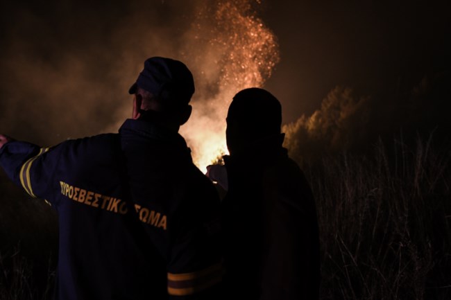 Σε ύφεση η φωτιά στην Ηλεία, καλύτερη εικόνα στην Κορινθία - Ισχυρές δυνάμεις της Πυροσβεστικής για τυχόν αναζωπυρώσεις