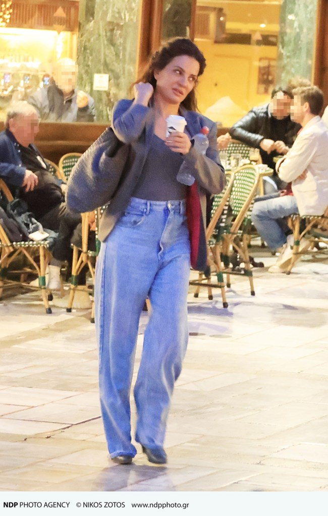 Η Δήμητρα Ματσούκα casual chic στο Κολωνάκι - Σε κλασική καφετέρια της περιοχής