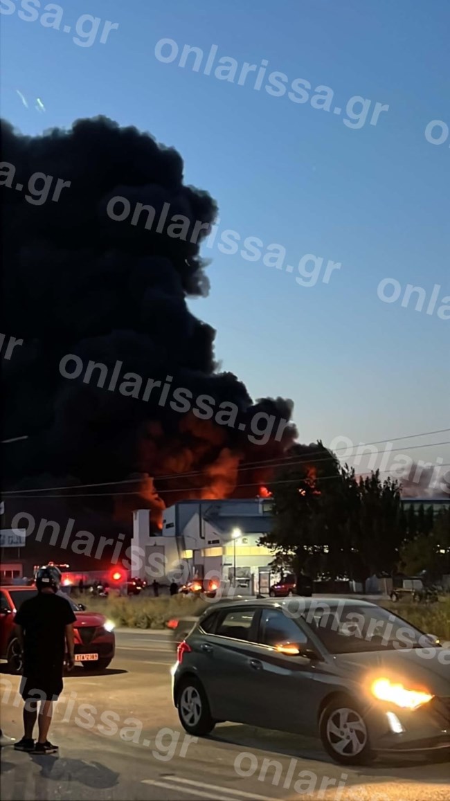 Λάρισα: Μεγάλη φωτιά σε εργοστάσιο πλαστικών - Ήχησε το 112 λόγω των μαύρων καπνών