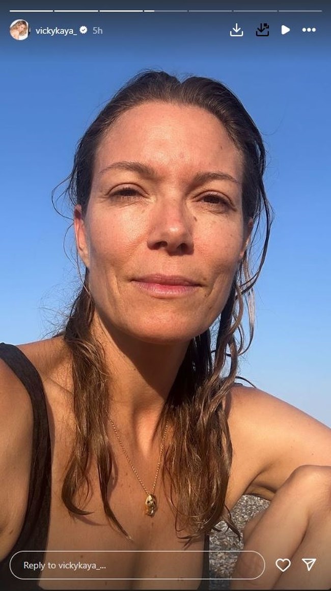 Βίκυ Καγιά: Η selfie χωρίς μακιγιάζ στην παραλία και οι φωτογραφίες με μαγιό χωρίς ρετούς [εικόνες]