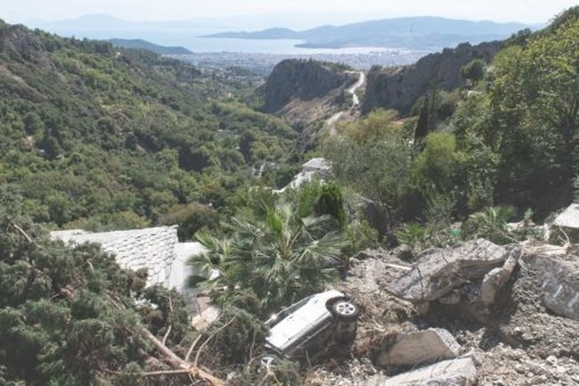 Στους 11 οι νεκροί, 6 οι αγνοούμενοι, χωριά θαμμένα στη λάσπη, φοβερές καταστροφές στη Θεσσαλία - Εικόνες αποκάλυψης