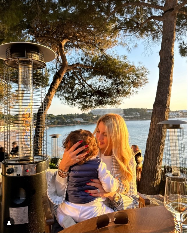 Κωνσταντίνα Σπυροπούλου: Βόλτα στη Βουκουρεστίου με athletic look και καλοκαιρινή κροσέ τσάντα Prada