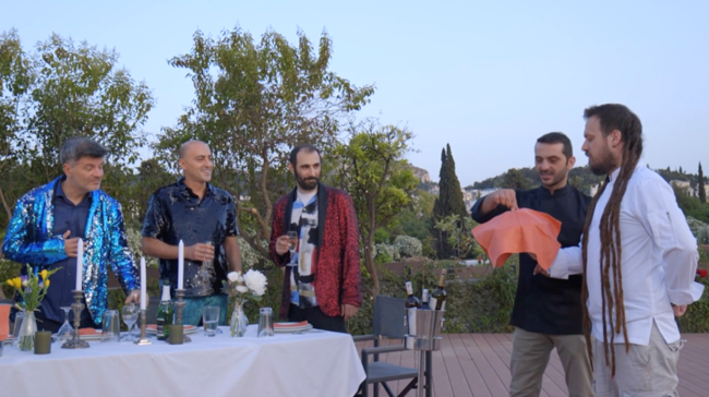Για ποιον ετοίμασε ο "θείος" Λεωνίδας Κουτσόπουλος ζελέ από ...κοκκαλάκια νυχτερίδας; [εικόνες και video]