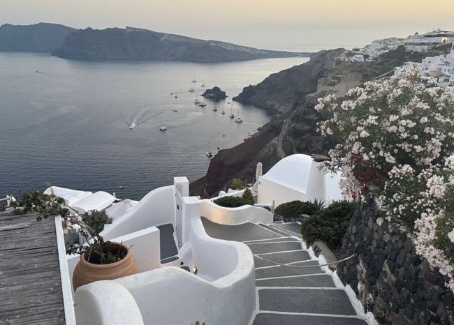 Κλόντια Σίφερ: Απολαμβάνει τις διακοπές της στη Σαντορίνη - "Οικογένεια, φίλοι και καλή θέα", γράφει το top model
