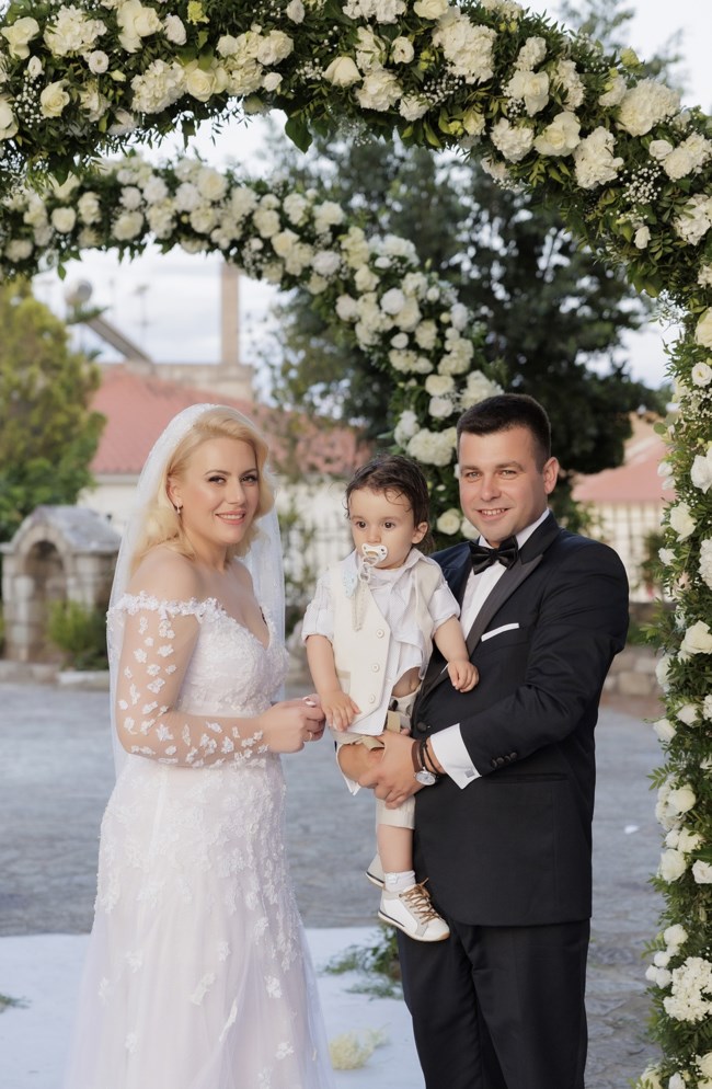 Ζήνα Κουτσελίνη: Εντυπωσιακή εμφάνιση σε γάμο στη Μονεμβασιά [Εικόνες]