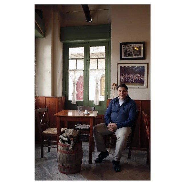 Τσούνης στο χωριό του στο καφενείο