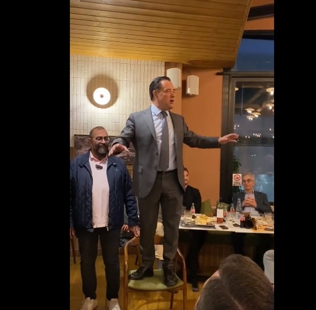 Ο Αδωνις Γεωργιάδης μιλάει πάνω σε καρέκλα: "Με βρίζανε, με βρίζανε…σκασμός τώρα"