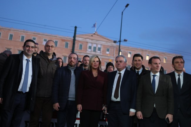 Σύνταγμα: Συγκέντρωση στρατιωτικών κατά της ψήφισης του νομοσχεδίου του ΥΠΕΘΑ [εικόνες - βίντεο]