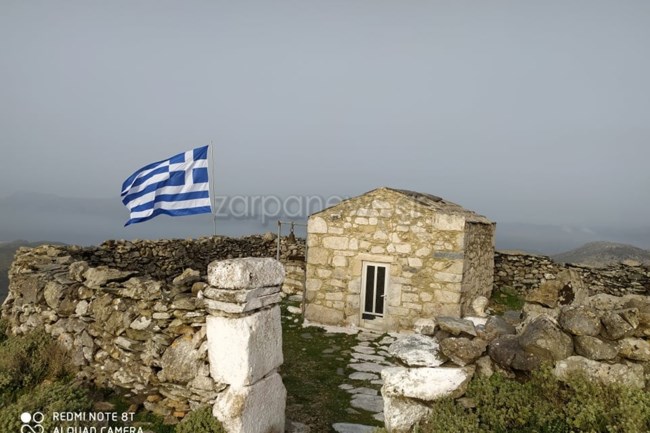 Η εντυπωσιακή και τεράστια ελληνική σημαία σε κορυφή της Κισσάμου για τα 200 χρόνια από το '21
